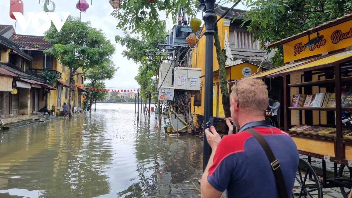 Thủy điện điều tiết xả lũ, một số tuyến đường tại phố cổ Hội An ngập nước