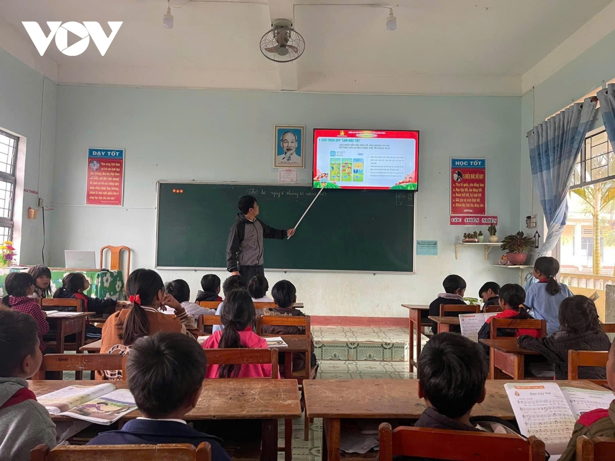 Thầy cô giáo vùng sâu nỗ lực bám trường