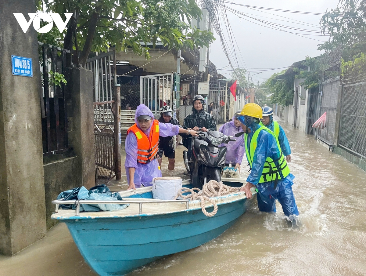 người dân Đà nẵng dọn dẹp nhà cửa sau mưa lớn hình ảnh 7 nguoi dan Da nang don dep nha cua sau mua lon hinh anh 7