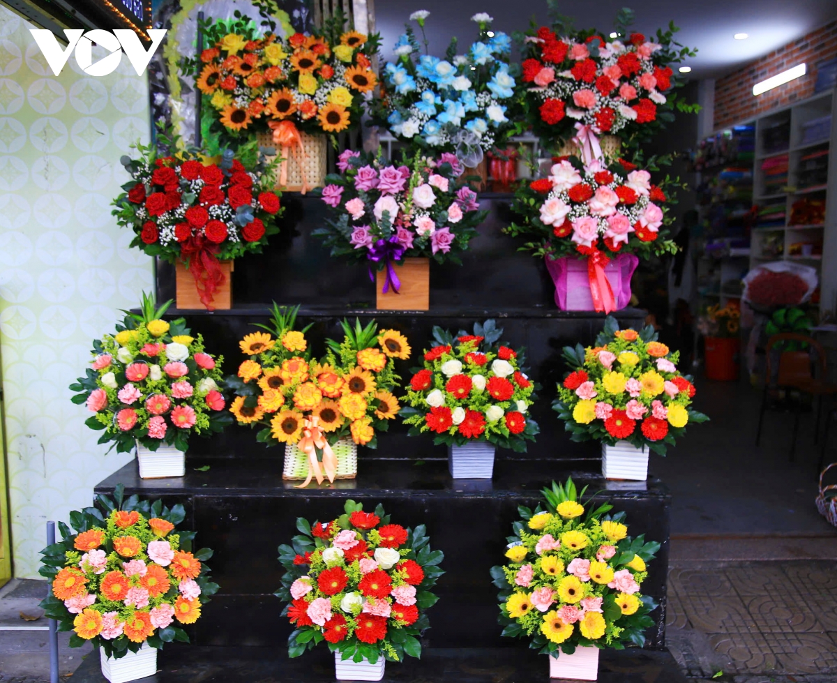 ngày nhà giáo việt nam, thị trường hoa tươi và quà tặng đắt hàng hình ảnh 2 ngay nha giao viet nam, thi truong hoa tuoi va qua tang dat hang hinh anh 2