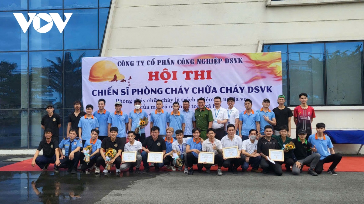 hơn 1.800 công nhân ở bình dương được hướng dẫn kỹ năng chữa cháy, cứu nạn hình ảnh 3 hon 1.800 cong nhan o binh duong duoc huong dan ky nang chua chay, cuu nan hinh anh 3