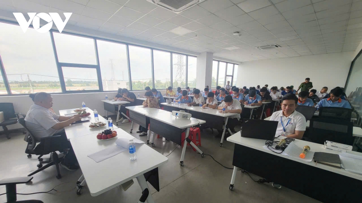 hơn 1.800 công nhân ở bình dương được hướng dẫn kỹ năng chữa cháy, cứu nạn hình ảnh 1 hon 1.800 cong nhan o binh duong duoc huong dan ky nang chua chay, cuu nan hinh anh 1