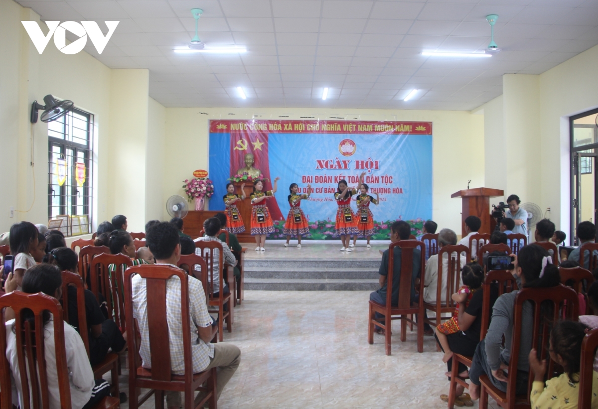 người rục vui hội đoàn kết hình ảnh 3 nguoi ruc vui hoi doan ket hinh anh 3
