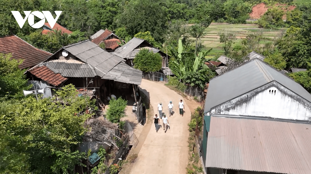 Dong hanh cung dong bao vung kho son la hinh anh 2