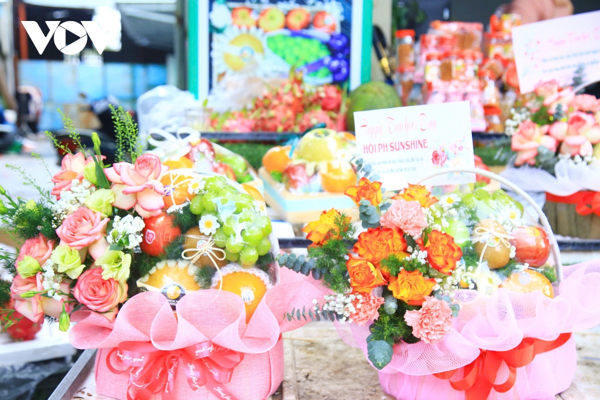 ngày nhà giáo việt nam, thị trường hoa tươi và quà tặng đắt hàng hình ảnh 4 ngay nha giao viet nam, thi truong hoa tuoi va qua tang dat hang hinh anh 4