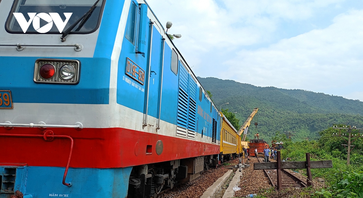 khắc phục xong sự cố tàu hàng trật đường ray trên đèo hải vân hình ảnh 4 khac phuc xong su co tau hang trat duong ray tren deo hai van hinh anh 4