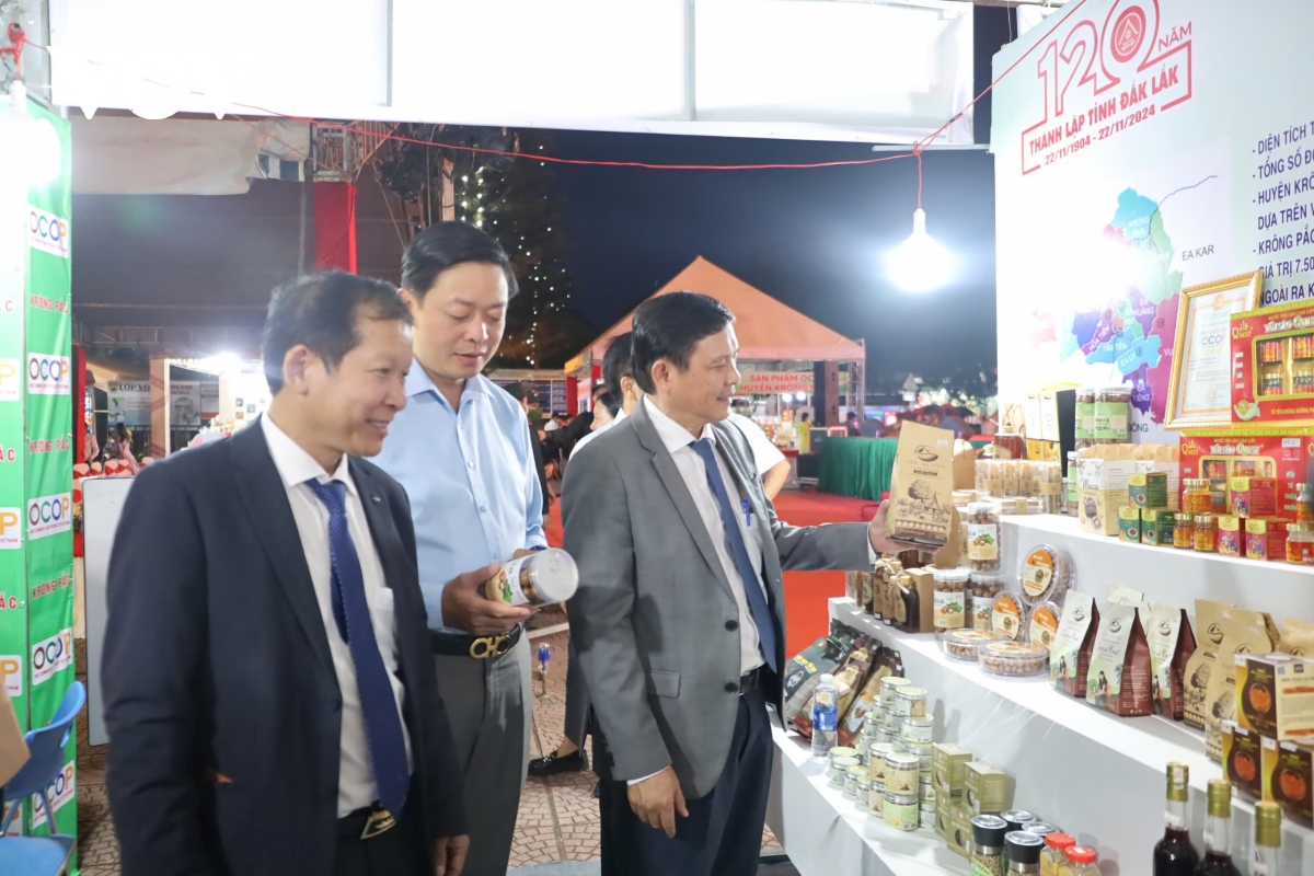 260 gian hàng tham gia hội chợ công thương và sản phẩm ocop Đắk lắk năm 2024 hình ảnh 3 260 gian hang tham gia hoi cho cong thuong va san pham ocop Dak lak nam 2024 hinh anh 3