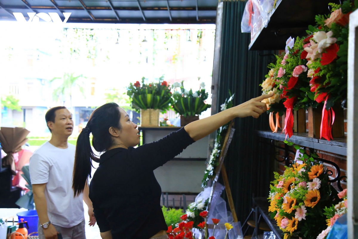 Ngày Nhà giáo Việt Nam, thị trường hoa tươi và quà tặng đắt hàng
