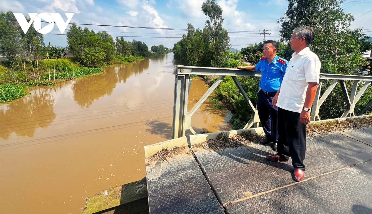 xe tải chở gạch làm sập cầu ở huyện tri tôn, an giang hình ảnh 2 xe tai cho gach lam sap cau o huyen tri ton, an giang hinh anh 2