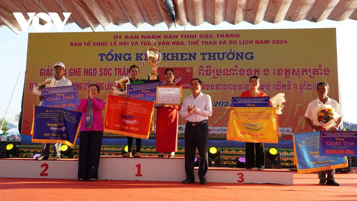 khoảng 620.000 lượt người dân và du khách đến lễ hội đua ghe ngo oóc om bóc hình ảnh 3 khoang 620.000 luot nguoi dan va du khach den le hoi dua ghe ngo ooc om boc hinh anh 3