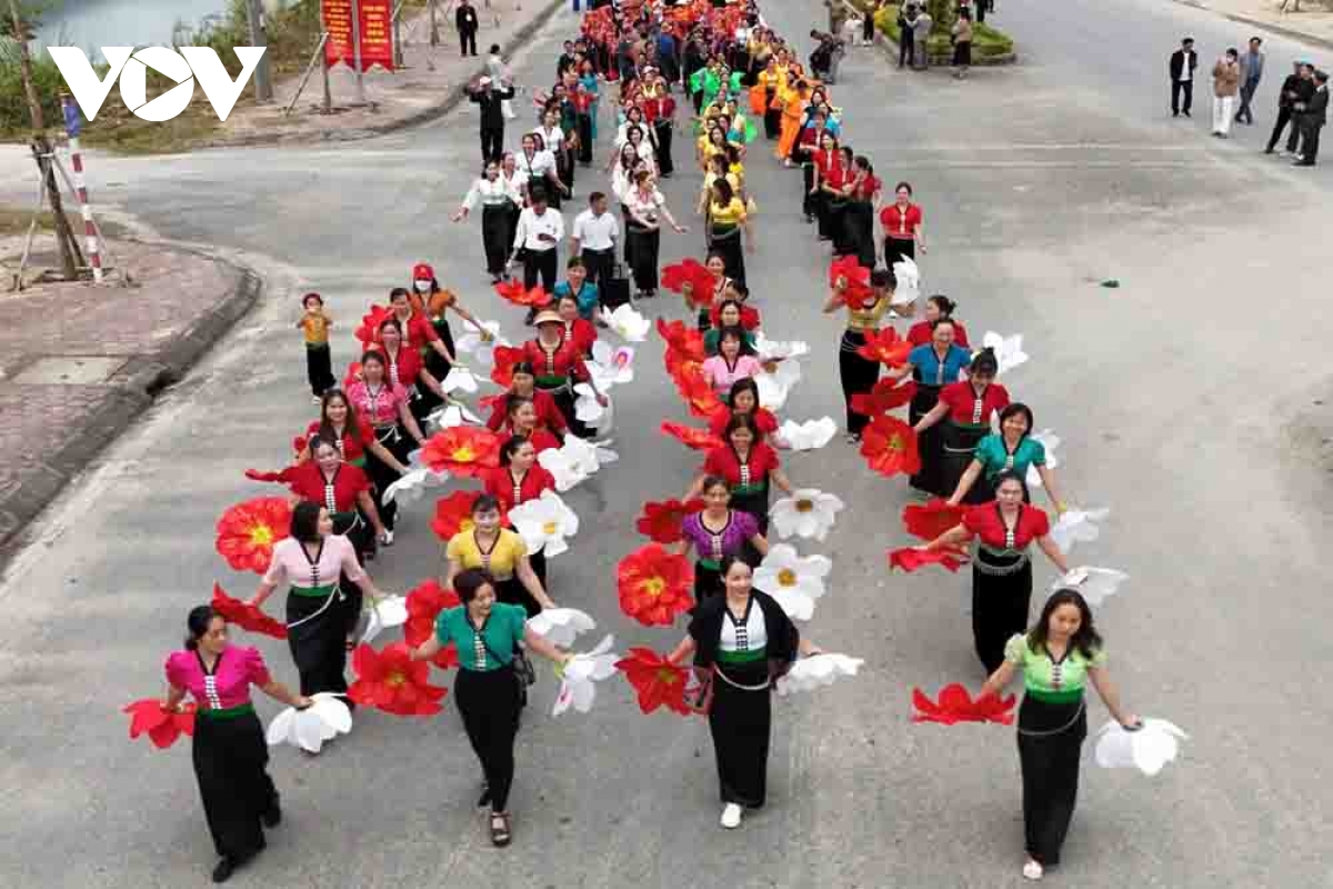 Độc đáo lễ hội khoe sắc đường phố nơi thượng nguồn sông Đà hình ảnh 18 Doc dao le hoi khoe sac duong pho noi thuong nguon song Da hinh anh 18