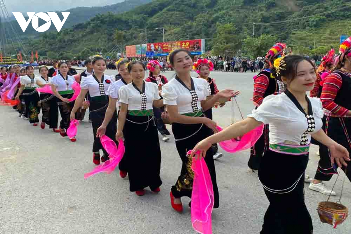Độc đáo lễ hội khoe sắc đường phố nơi thượng nguồn sông Đà hình ảnh 7 Doc dao le hoi khoe sac duong pho noi thuong nguon song Da hinh anh 7