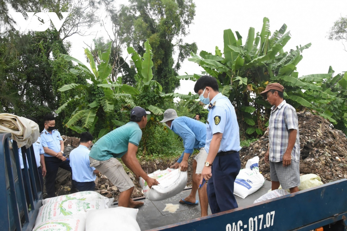 tiêu hủy số lượng lớn hàng lậu, hàng giả tại bạc liêu hình ảnh 1 tieu huy so luong lon hang lau, hang gia tai bac lieu hinh anh 1