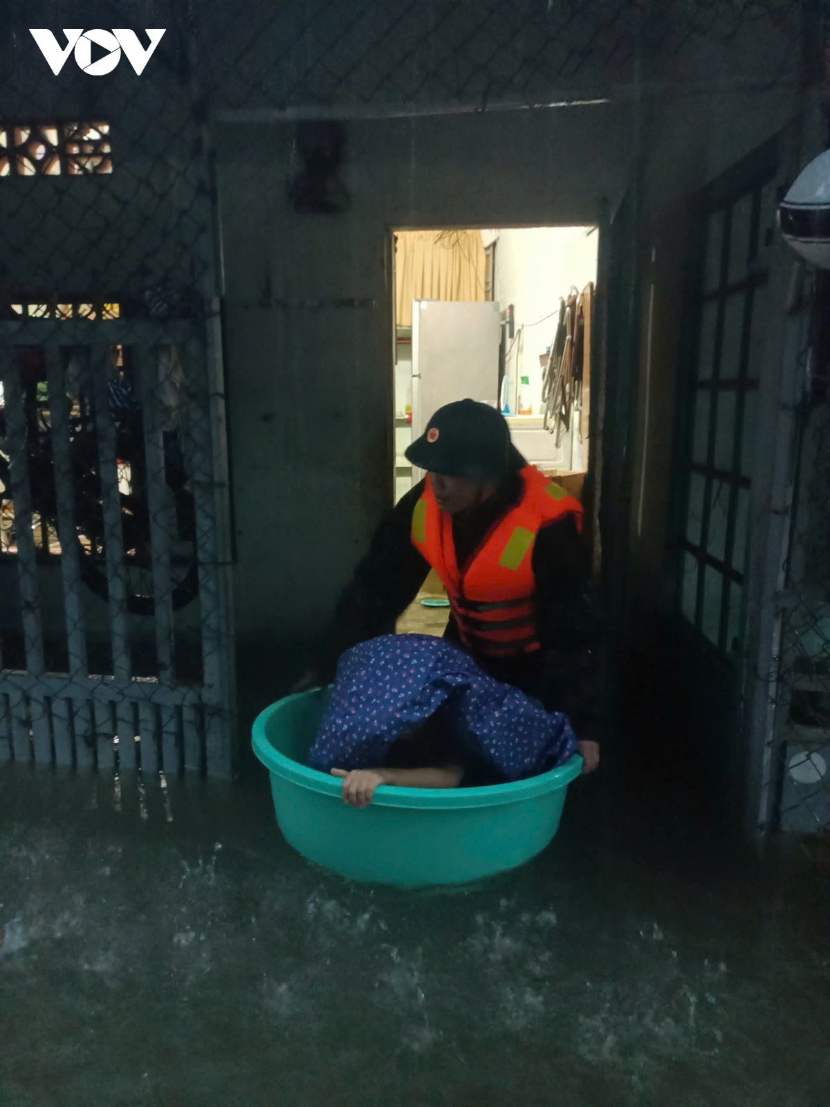 Lực lượng vũ trang Quân khu 5 hỗ trợ dân Đà Nẵng chống ngập