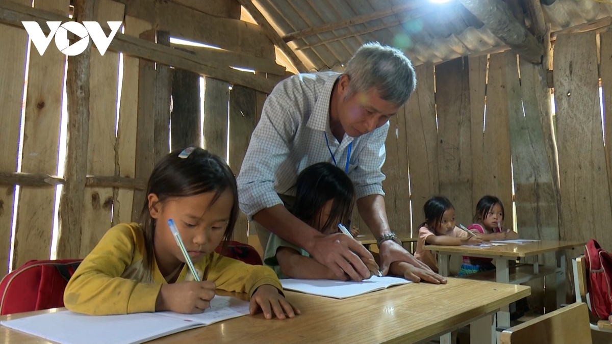 Nhọc nhằn cõng chữ lên non