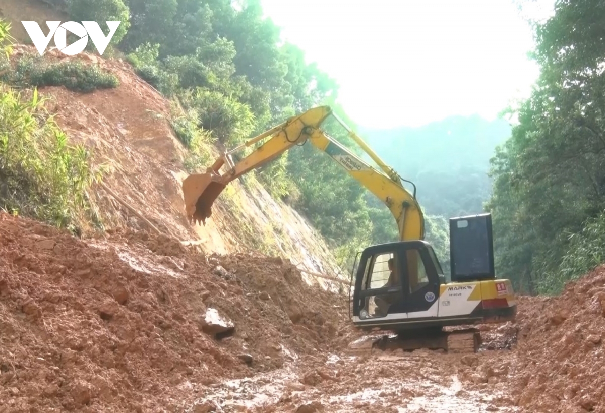 Quảng Bình khắc phục sạt lở sau lũ, sớm thông tuyến quốc lộ