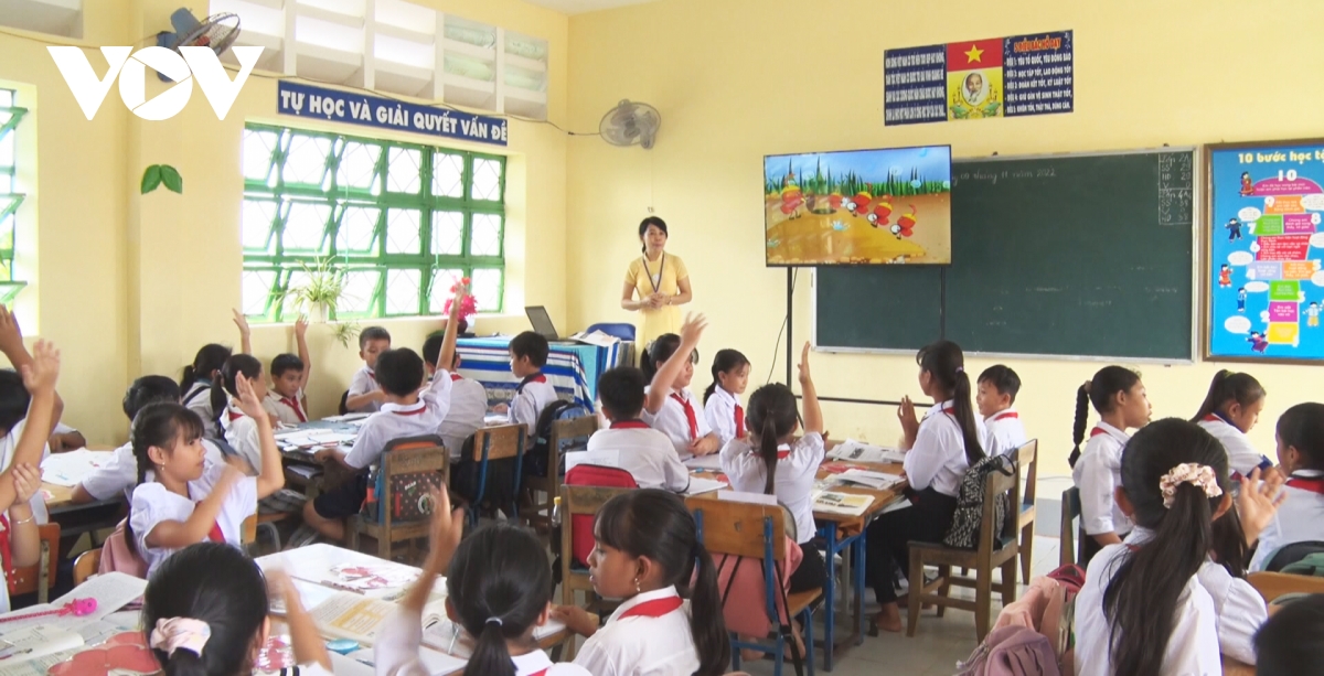 nhà giáo hơn 30 năm gắn bó với học sinh dân tộc thiểu số vùng biên giới biển hình ảnh 2 nha giao hon 30 nam gan bo voi hoc sinh dan toc thieu so vung bien gioi bien hinh anh 2