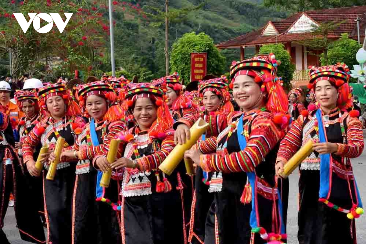 Độc đáo lễ hội “khoe sắc đường phố” nơi thượng nguồn sông Đà