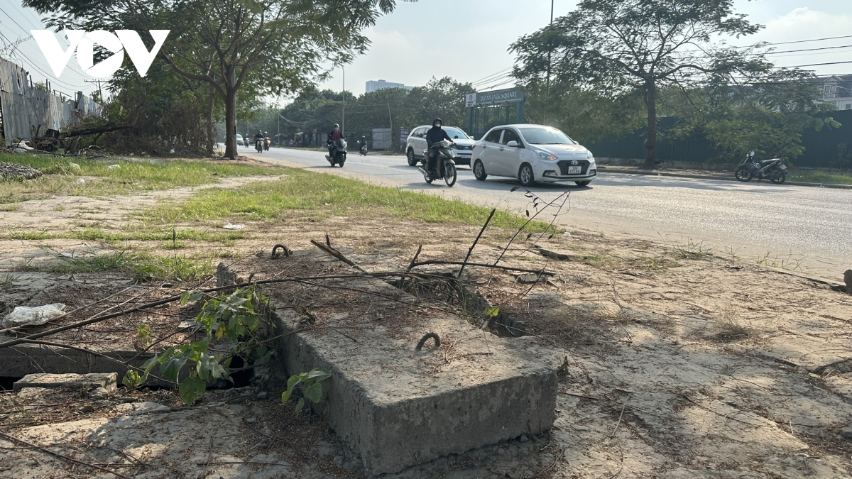 ha noi via he pho nguyen Dinh tu day co dai, cong khong nap bay nguoi di duong hinh anh 2