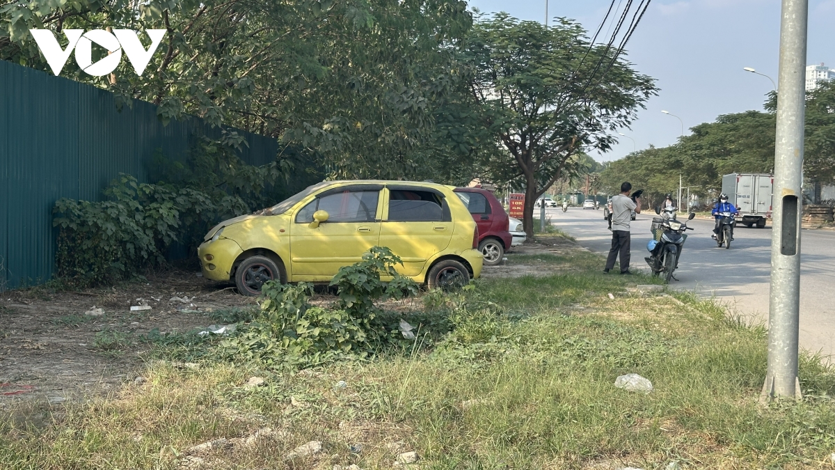 Hà Nội: Vỉa hè phố Nguyễn Đình Tứ đầy cỏ dại, cống không nắp bẫy người đi đường