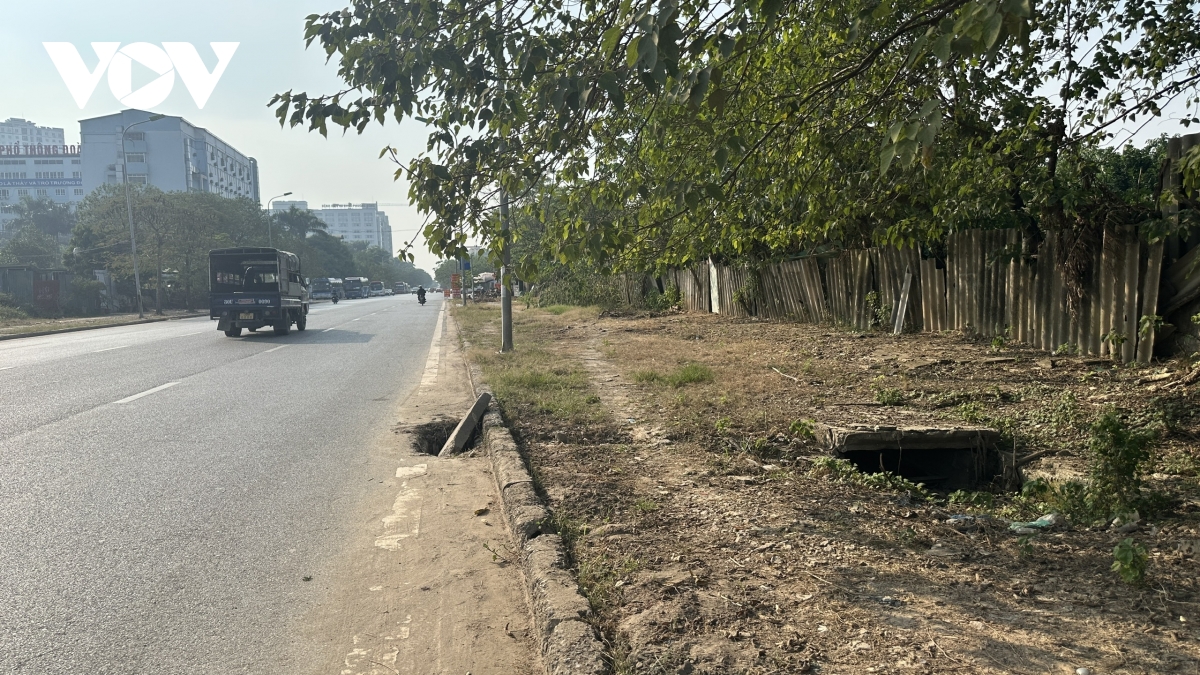 ha noi via he pho nguyen Dinh tu day co dai, cong khong nap bay nguoi di duong hinh anh 6