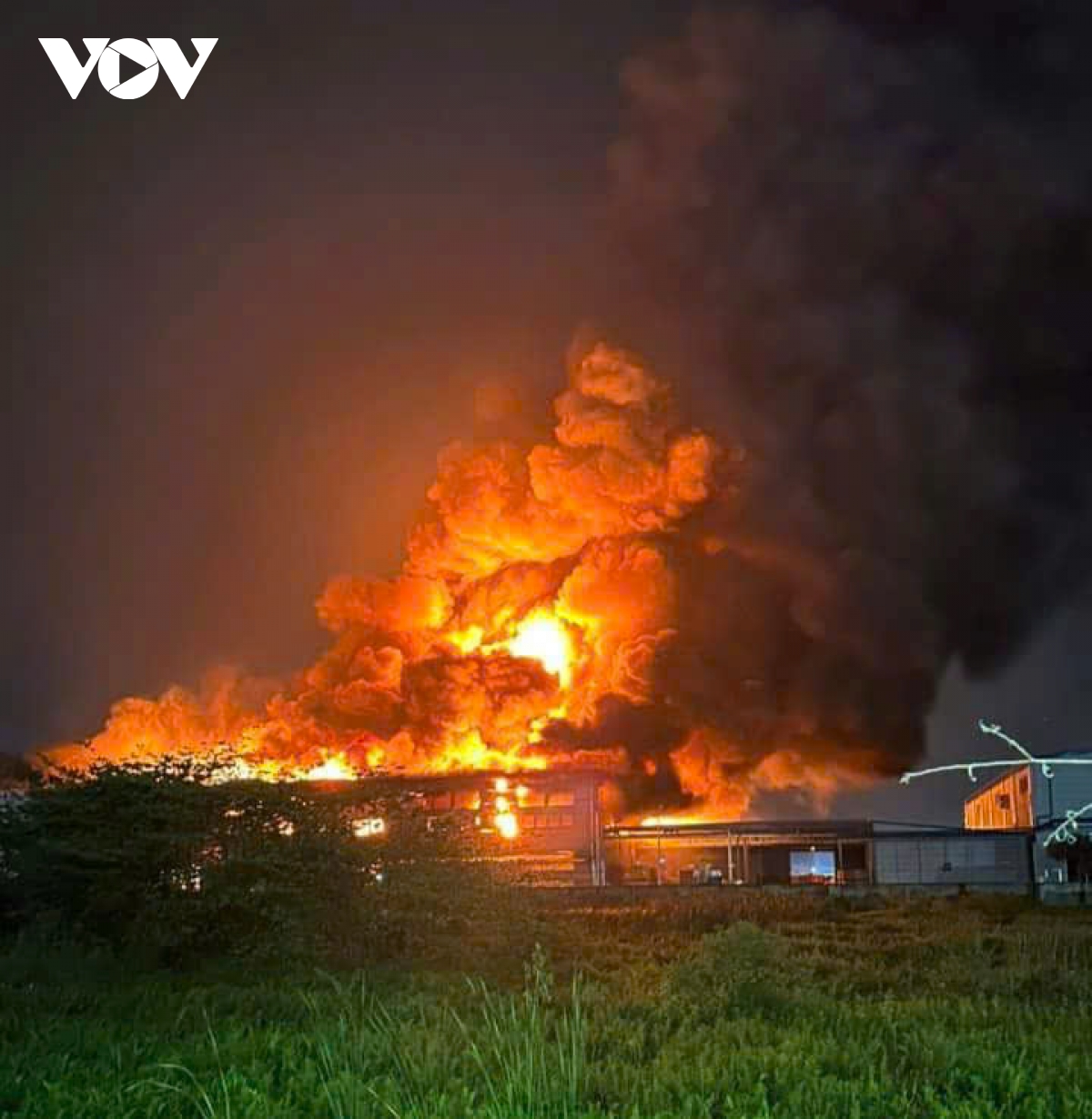 cháy lớn thiêu rụi nhà xưởng trong khu công nghiệp tại hải phòng hình ảnh 1 chay lon thieu rui nha xuong trong khu cong nghiep tai hai phong hinh anh 1
