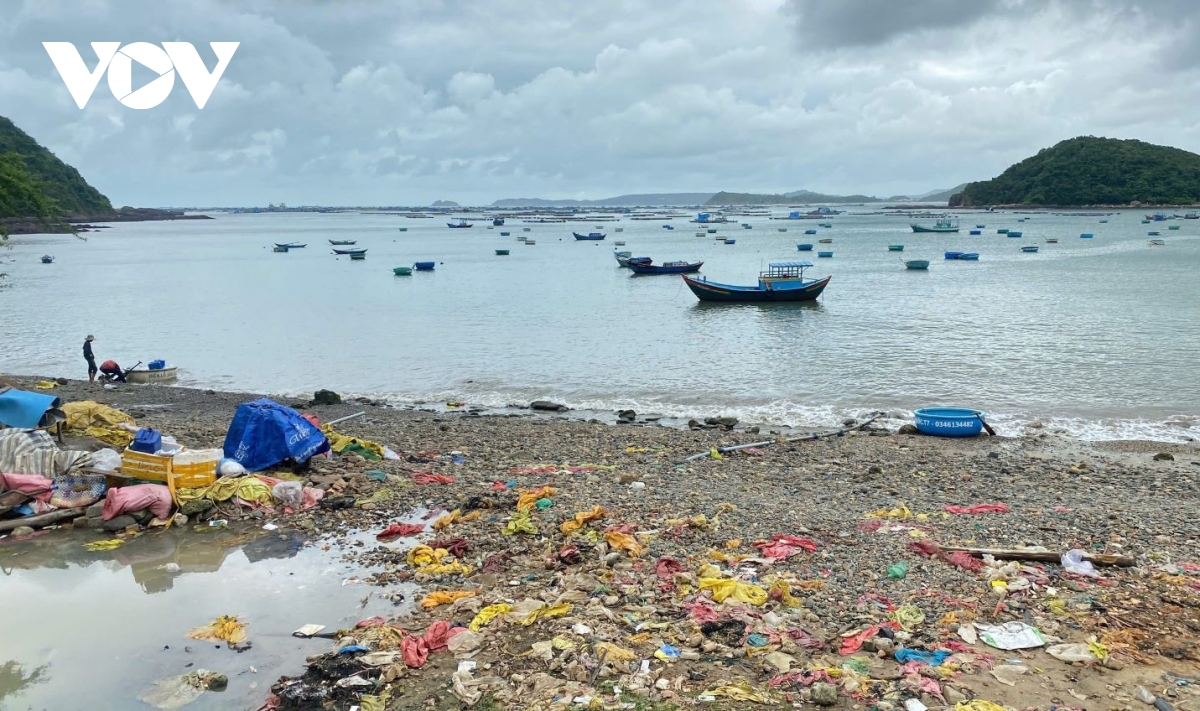 ngu dan phu yen mang rac tu bien vao bo hinh anh 2