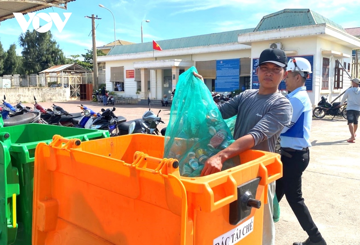 ngu dan phu yen mang rac tu bien vao bo hinh anh 4