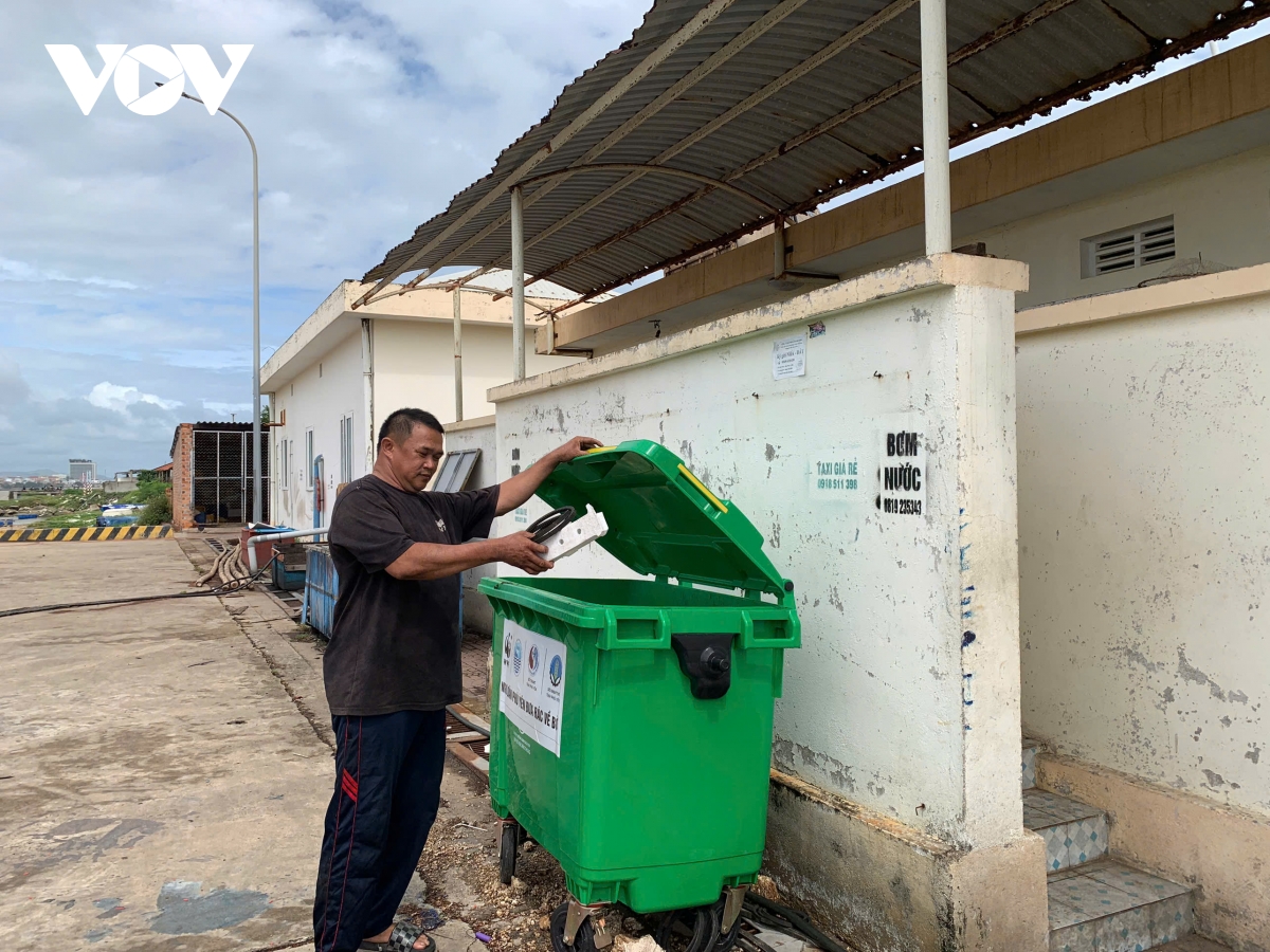 ngu dan phu yen mang rac tu bien vao bo hinh anh 5