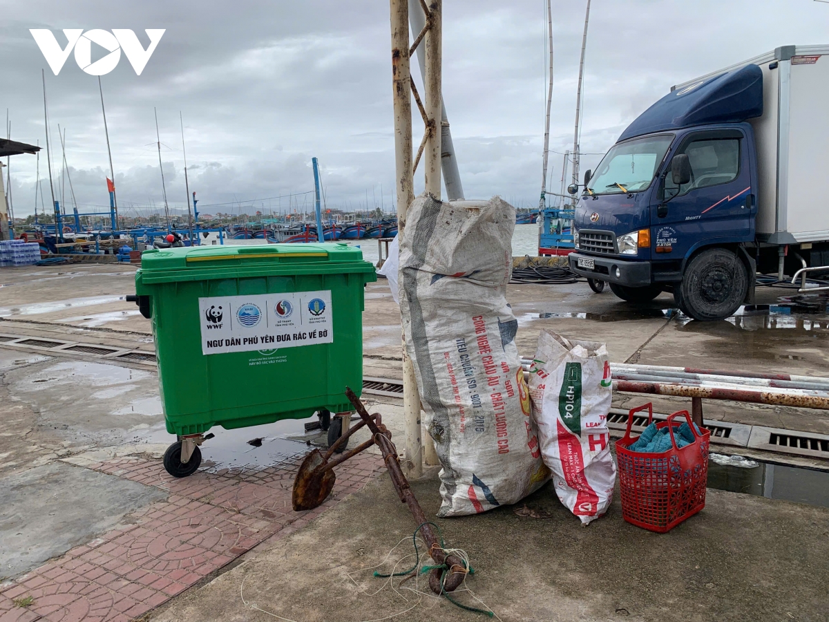 ngu dan phu yen mang rac tu bien vao bo hinh anh 6