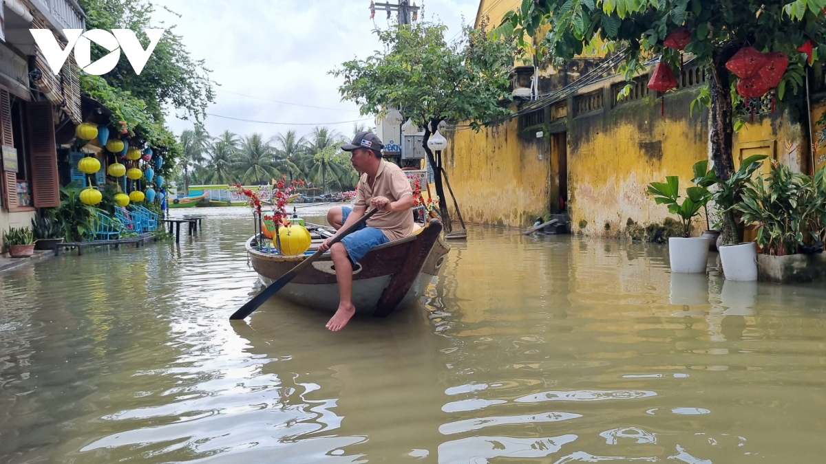 thủy điện điều tiết xả lũ, một số tuyến đường tại phố cổ hội an ngập nước hình ảnh 6 thuy dien dieu tiet xa lu, mot so tuyen duong tai pho co hoi an ngap nuoc hinh anh 6