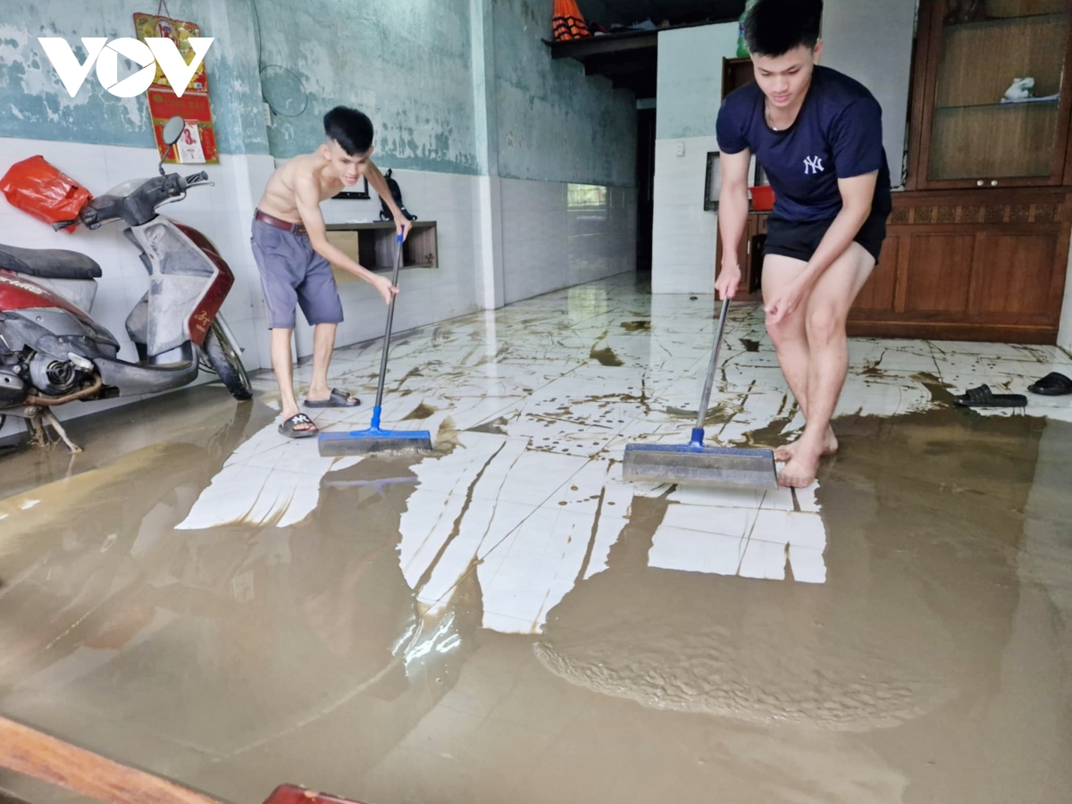 người dân Đà nẵng dọn dẹp nhà cửa sau mưa lớn hình ảnh 4 nguoi dan Da nang don dep nha cua sau mua lon hinh anh 4