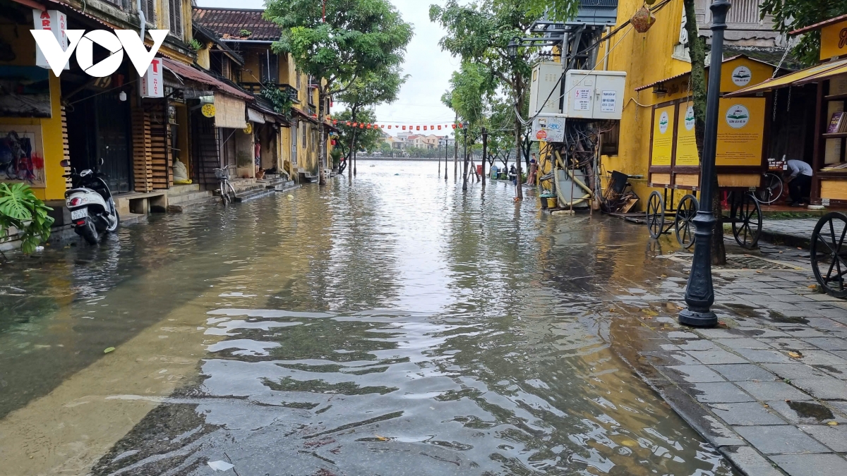 thủy điện điều tiết xả lũ, một số tuyến đường tại phố cổ hội an ngập nước hình ảnh 9 thuy dien dieu tiet xa lu, mot so tuyen duong tai pho co hoi an ngap nuoc hinh anh 9