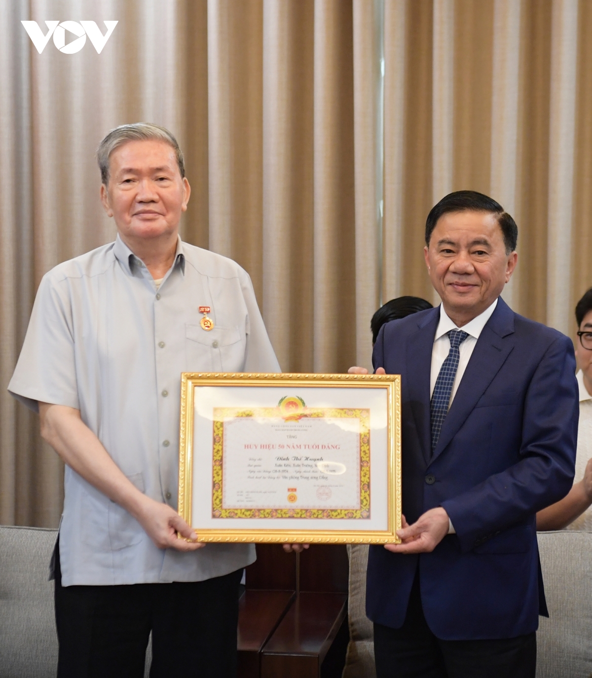 nguyên thường trực ban bí thư Đinh thế huynh nhận huy hiệu 50 năm tuổi Đảng hình ảnh 1 nguyen thuong truc ban bi thu Dinh the huynh nhan huy hieu 50 nam tuoi Dang hinh anh 1