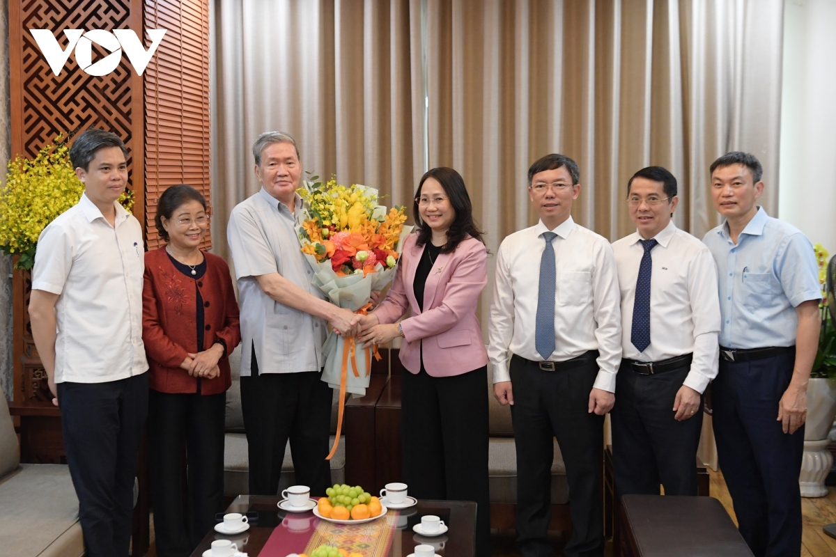 nguyên thường trực ban bí thư Đinh thế huynh nhận huy hiệu 50 năm tuổi Đảng hình ảnh 2 nguyen thuong truc ban bi thu Dinh the huynh nhan huy hieu 50 nam tuoi Dang hinh anh 2
