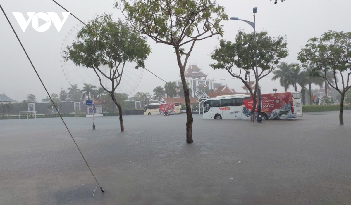 Đà Nẵng mưa to, khu dân cư ngập nặng, ô tô mắc kẹt dưới bùn đất