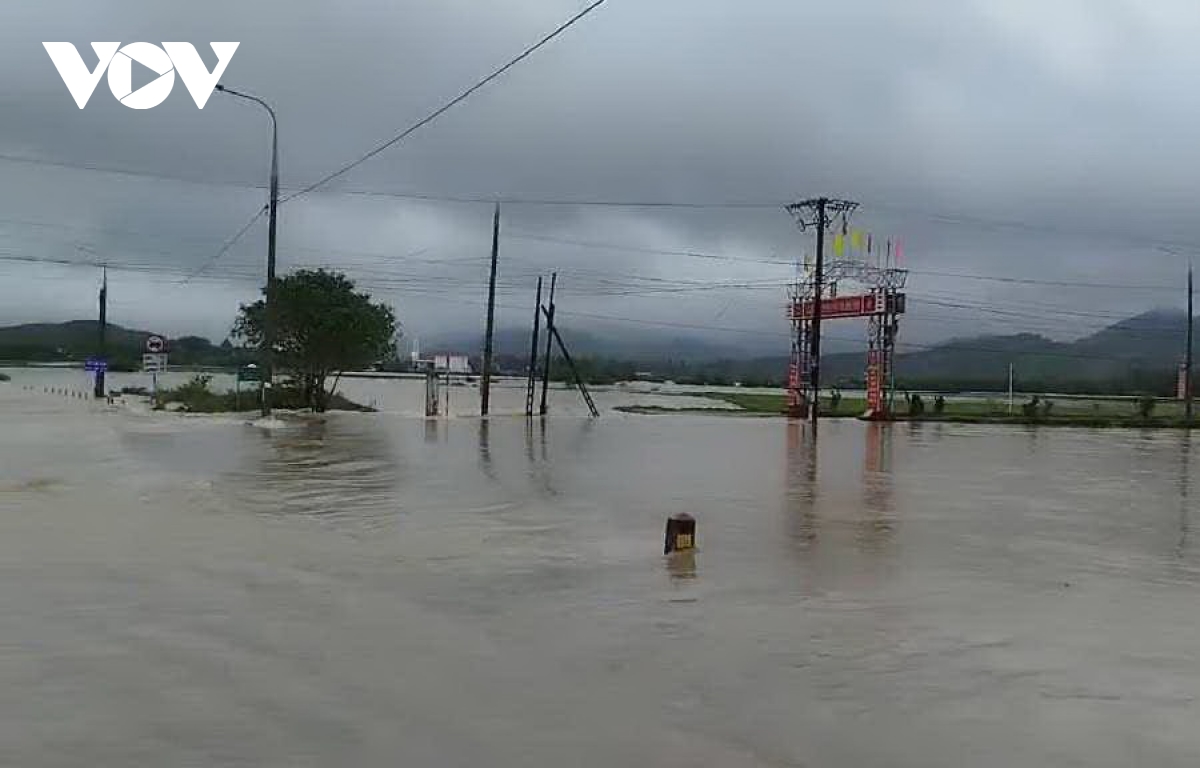 mưa lớn kéo dài ở quảng nam, nhiều tuyến đường bị chia cắt hình ảnh 1 mua lon keo dai o quang nam, nhieu tuyen duong bi chia cat hinh anh 1