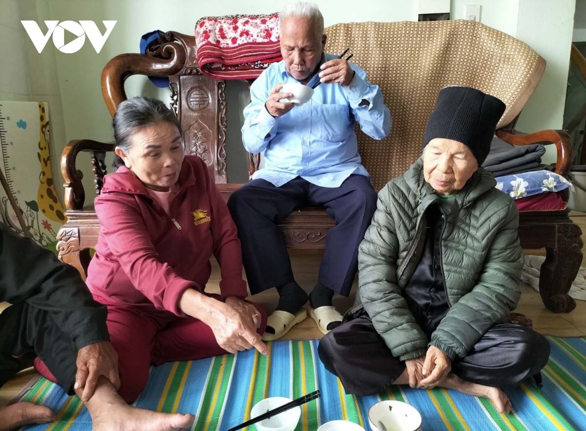 tình người trong những ngày góp gạo thổi cơm chung, giúp nhau vượt qua lũ dữ hình ảnh 2 tinh nguoi trong nhung ngay gop gao thoi com chung, giup nhau vuot qua lu du hinh anh 2