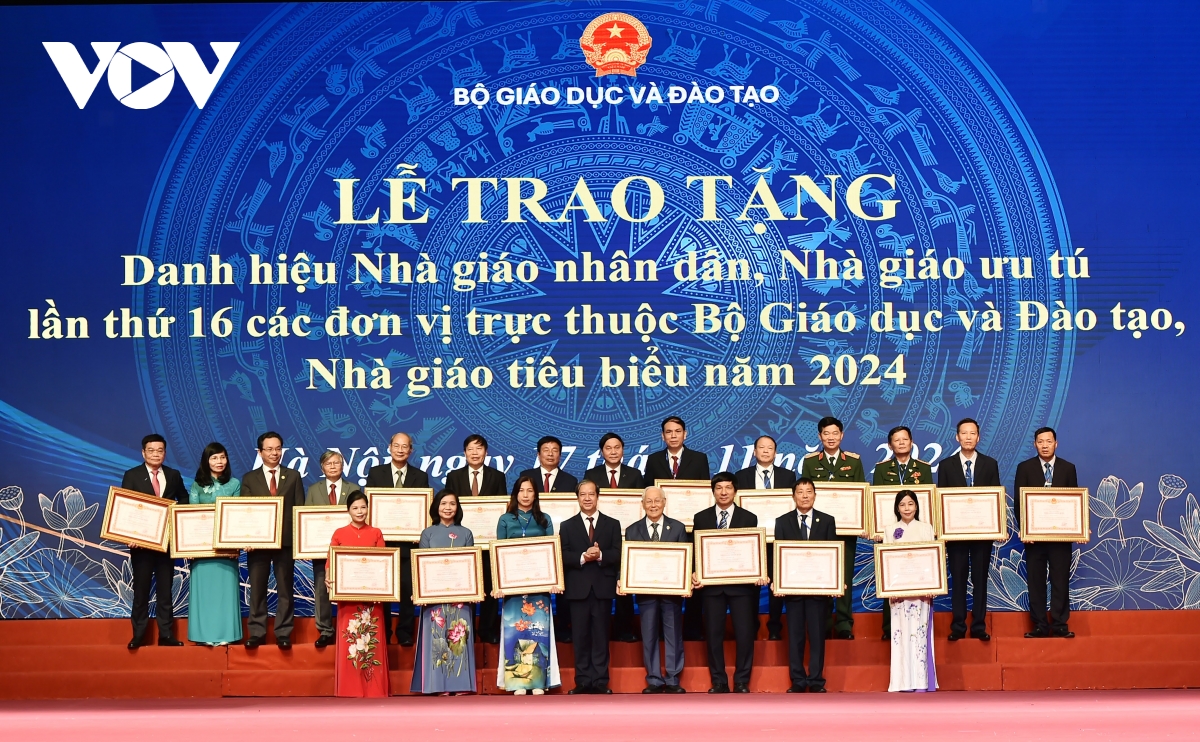 trao tang danh hieu nha giao nhan dan va nha giao uu tu nam 2024 hinh anh 2