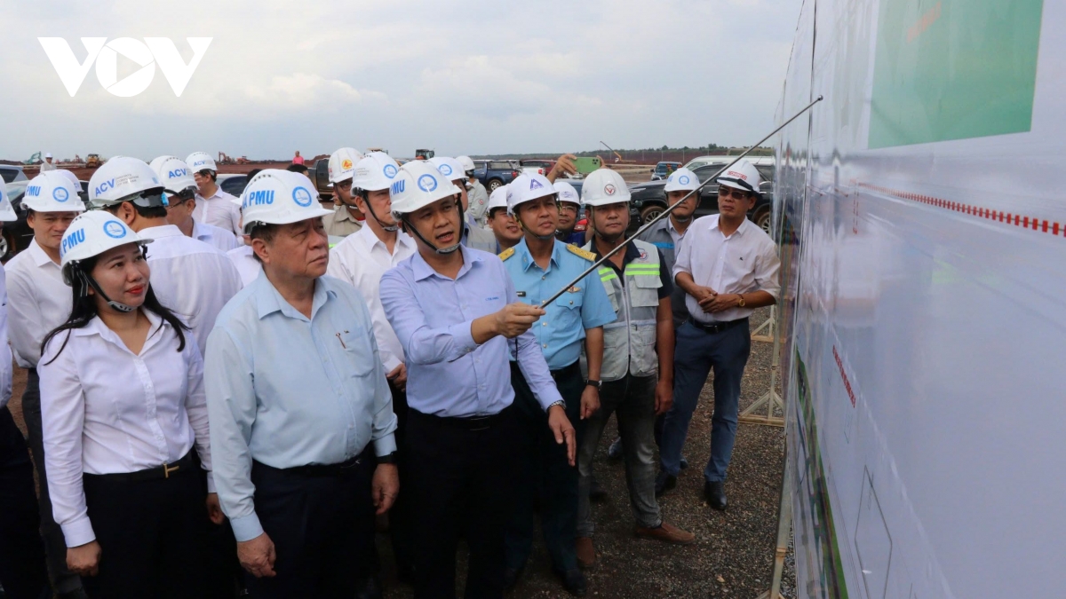 Ông nguyễn trọng nghĩa dự ngày hội đại đoàn kết và làm việc tại sân bay long thành hình ảnh 3 Ong nguyen trong nghia du ngay hoi dai doan ket va lam viec tai san bay long thanh hinh anh 3