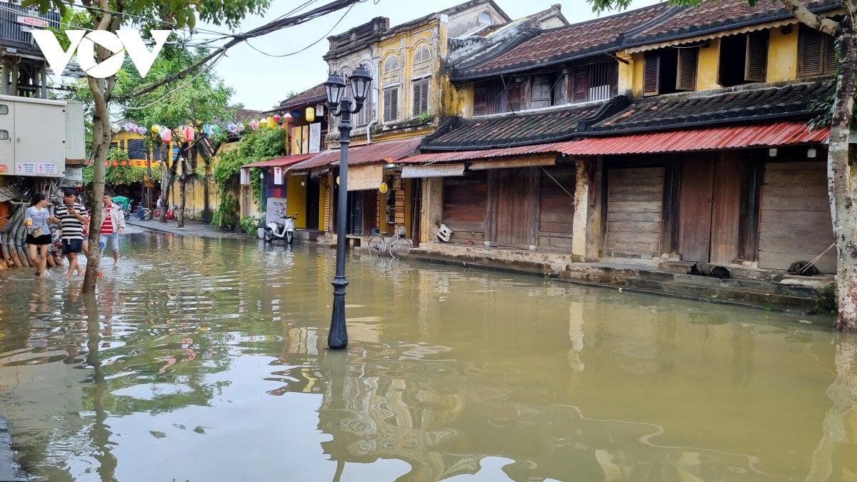 thủy điện điều tiết xả lũ, một số tuyến đường tại phố cổ hội an ngập nước hình ảnh 8 thuy dien dieu tiet xa lu, mot so tuyen duong tai pho co hoi an ngap nuoc hinh anh 8