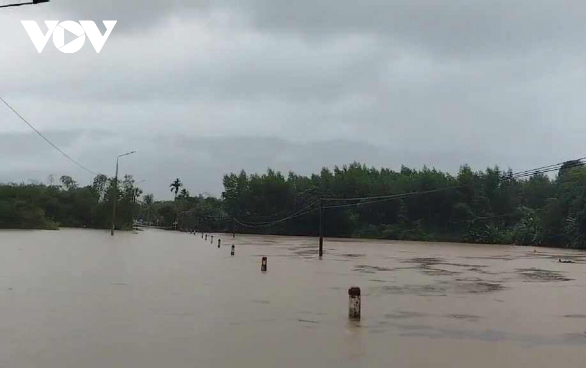 mưa lớn kéo dài ở quảng nam, nhiều tuyến đường bị chia cắt hình ảnh 2 mua lon keo dai o quang nam, nhieu tuyen duong bi chia cat hinh anh 2