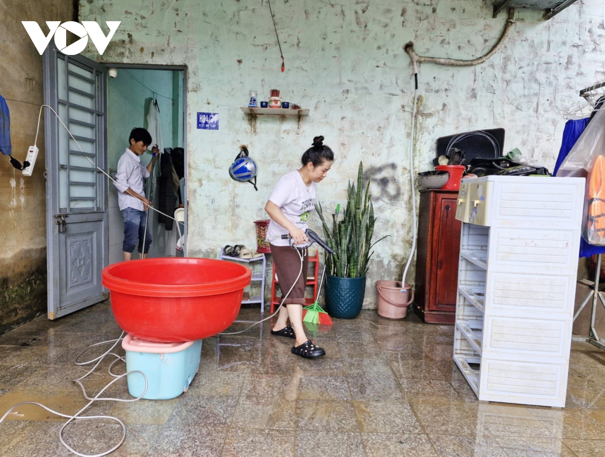 người dân Đà nẵng dọn dẹp nhà cửa sau mưa lớn hình ảnh 5 nguoi dan Da nang don dep nha cua sau mua lon hinh anh 5