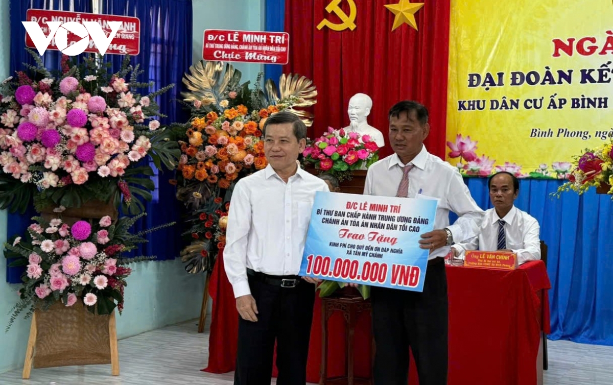 Ông Lê Minh Trí dự ngày hội đại đoàn kết toàn dân tộc tại Tiền Giang