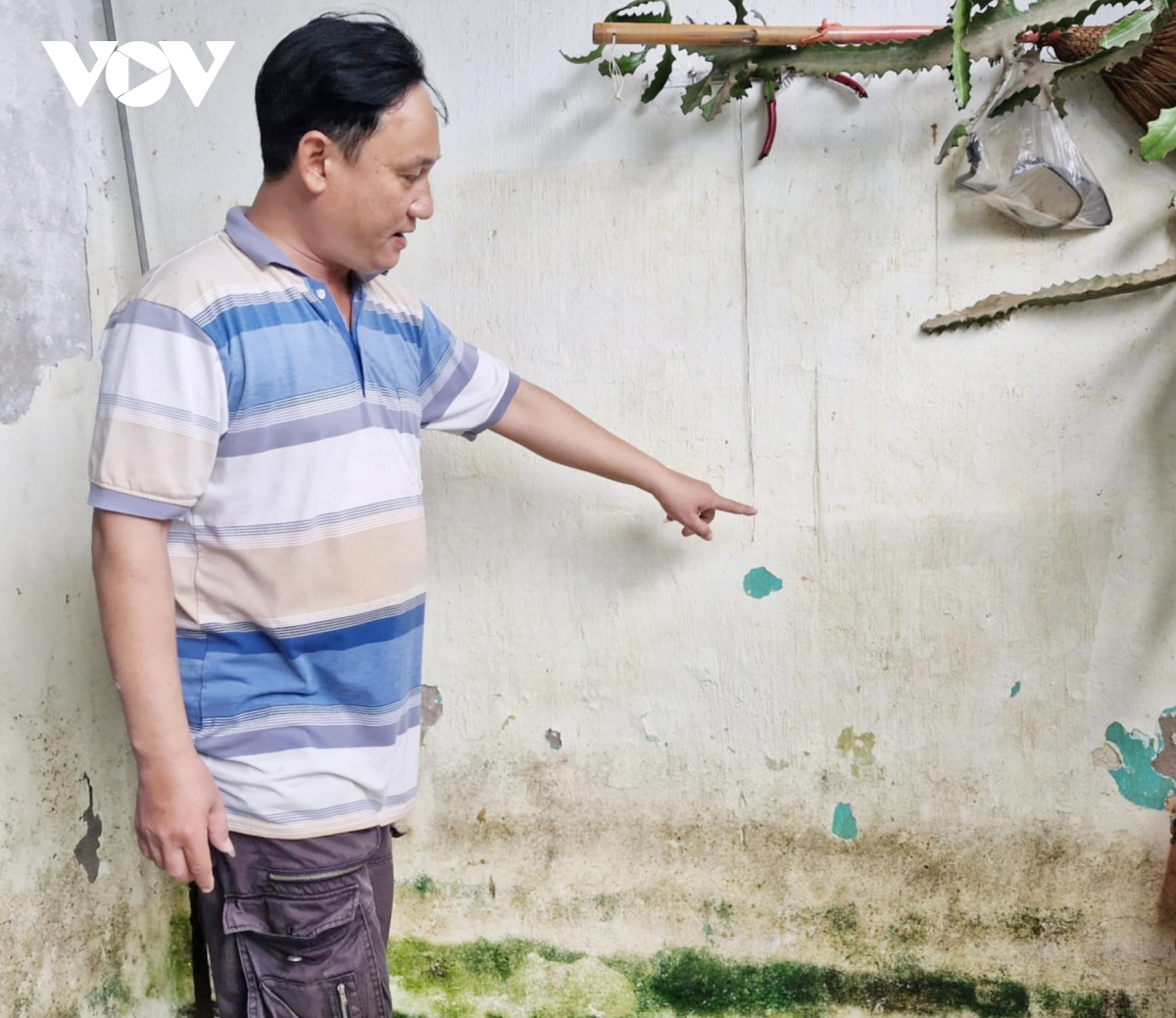 người dân Đà nẵng dọn dẹp nhà cửa sau mưa lớn hình ảnh 2 nguoi dan Da nang don dep nha cua sau mua lon hinh anh 2