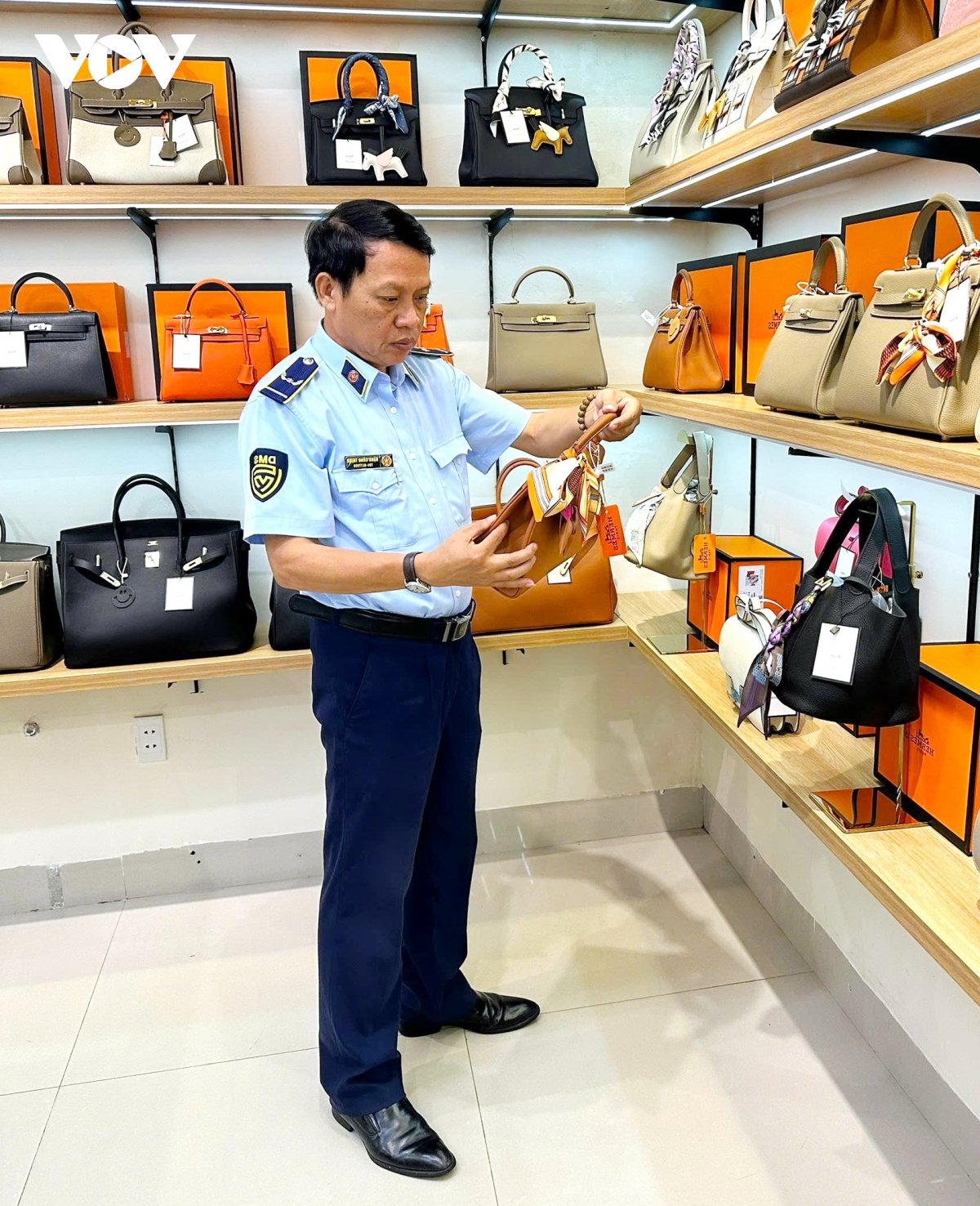 Đà nẵng phát hiện 2 cửa hàng bán hàng giả mạo nhãn hiệu nổi tiếng hình ảnh 1 Da nang phat hien 2 cua hang ban hang gia mao nhan hieu noi tieng hinh anh 1