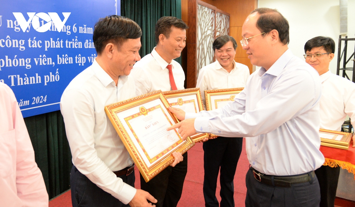gần 50 phóng viên, biên tập viên các cơ quan báo chí tp.hcm là đảng viên hình ảnh 4 gan 50 phong vien, bien tap vien cac co quan bao chi tp.hcm la dang vien hinh anh 4