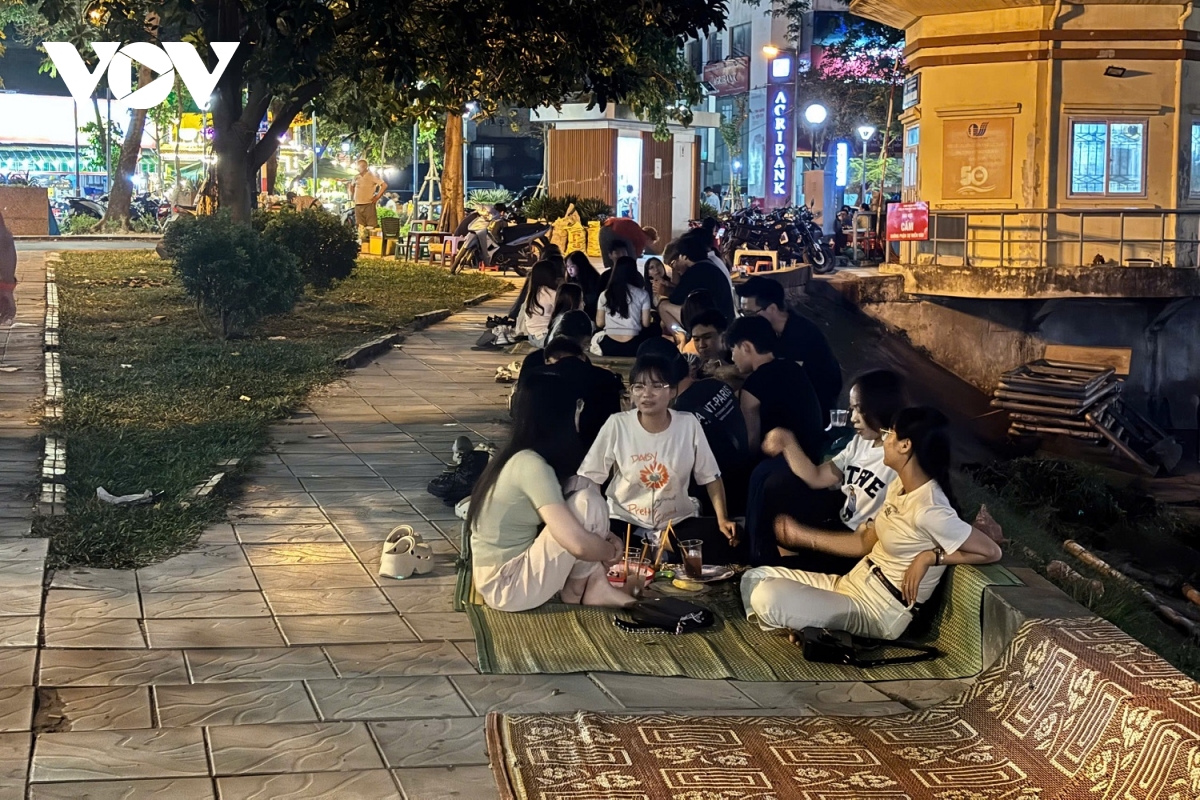 phố đi bộ được đầu tư gần 30 tỷ đồng ở hà nội chỉ là nơi bán trà đá vỉa hè hình ảnh 9 pho di bo duoc dau tu gan 30 ty dong o ha noi chi la noi ban tra da via he hinh anh 9