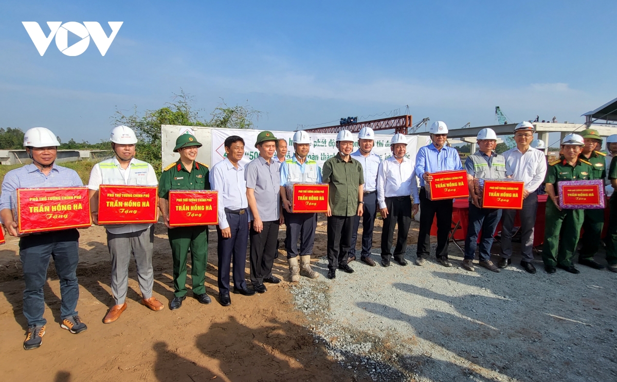 phó thủ tướng trần hồng hà khảo sát tiến độ thi công cao tốc ở sóc trăng, hậu giang hình ảnh 4 pho thu tuong tran hong ha khao sat tien do thi cong cao toc o soc trang, hau giang hinh anh 4