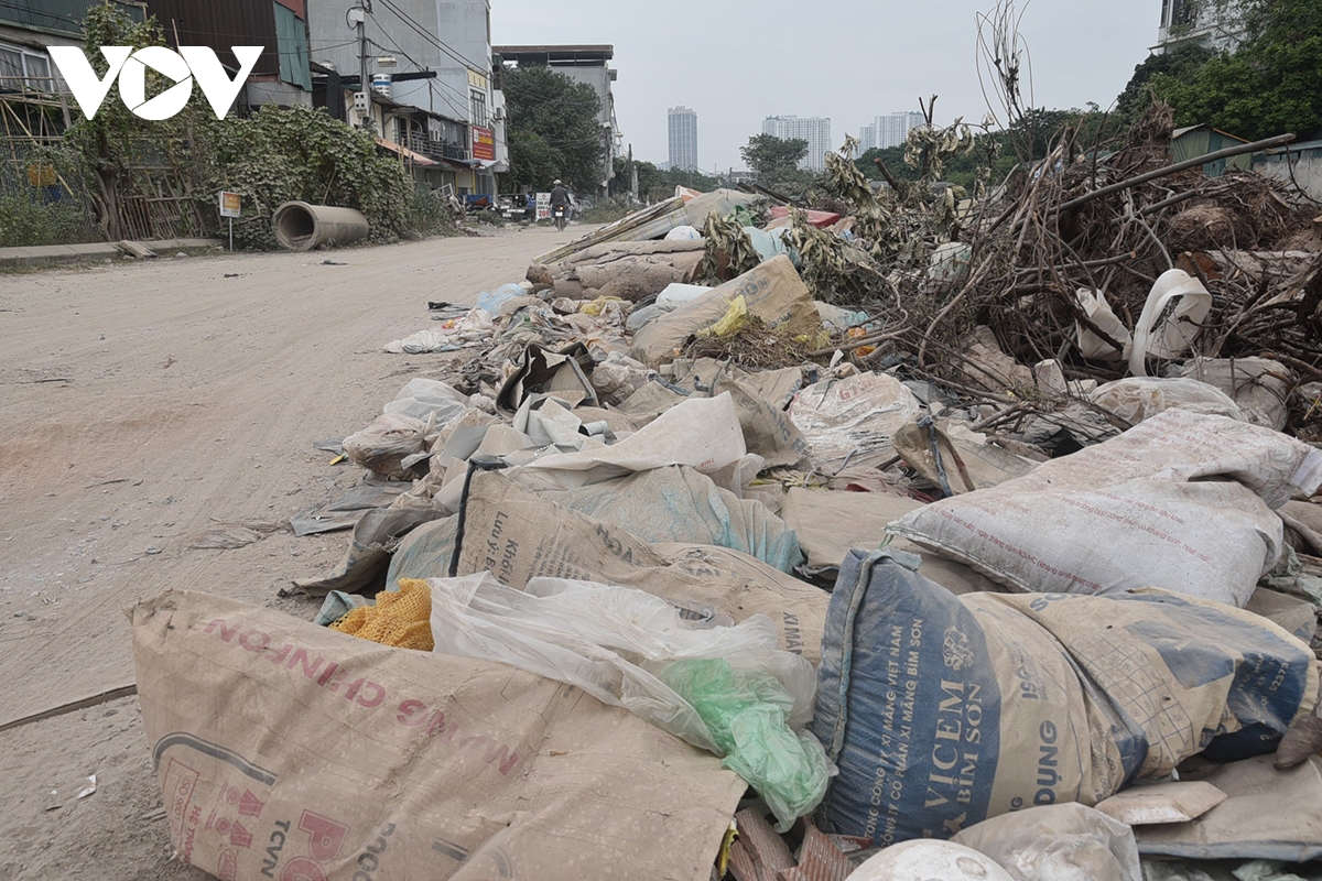 ha noi Doan vanh dai 2,5 Dam hong dung thi cong bi bien thanh noi do phe thai hinh anh 4